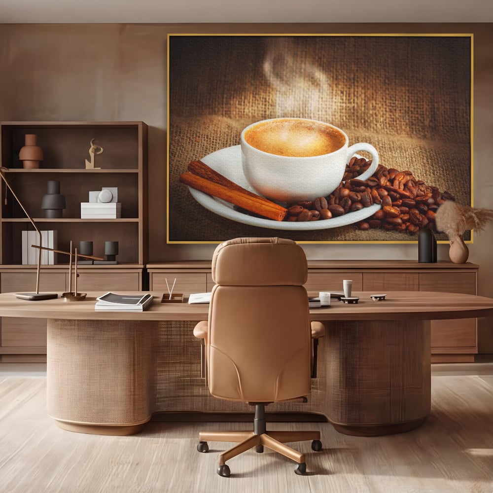 Tablou canvas cu tablou canvas cu ceasca de cafea si scortisoara, in rama de aluminiu auriu, pe perete intr-un birou